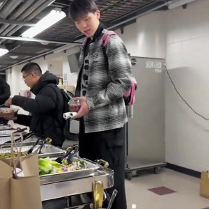 乐鱼app-杨瀚森赛后都吃什么？来看看开拓者&amp;湖人&amp;掘金三队的赛后餐