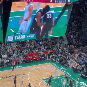 Leyu-罗威被交易后首次回到绿军主场，绿军主场球迷为其送上掌声